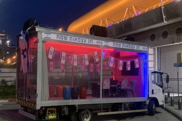 אולפו עצמאות המשאית השקופה אולפו עצמאות המשאית השקופה